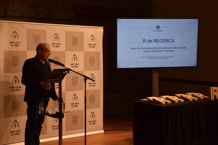 El ministre de Relacions Institucionals, Educació i Universitats, Ladislau Baró, durant l'acte de reconeixements als investigadors que han rebut ajuts de recerca.